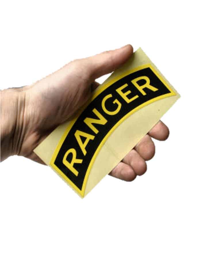 Ranger Tarra Suorakulmio, tarra jossa lukee Ranger, keltainen pohja, mustat kirjaimet.