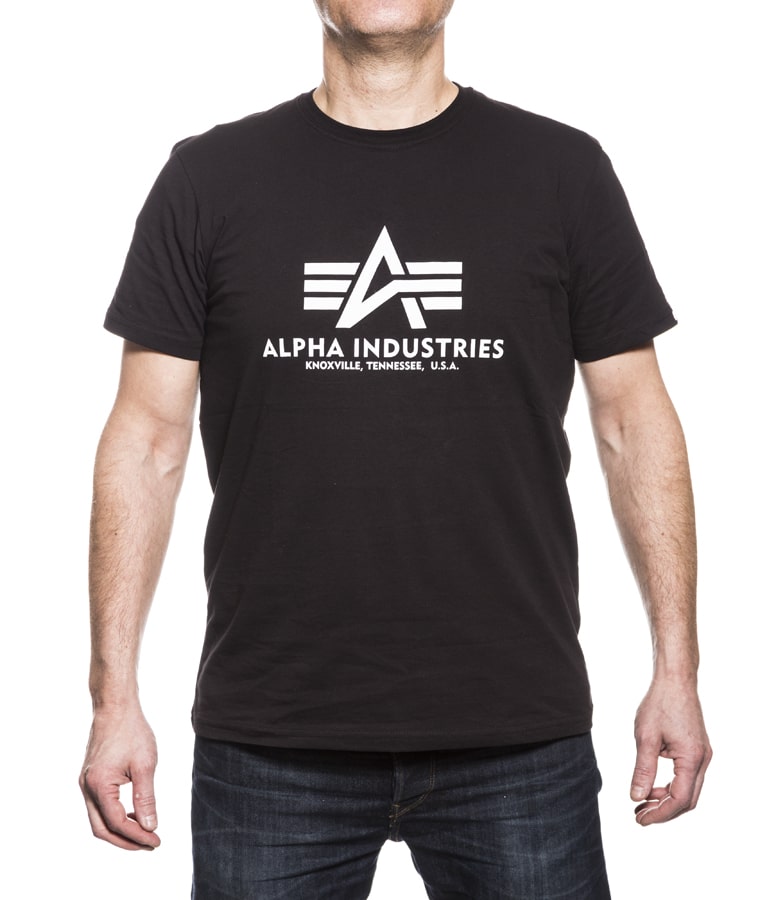 Alpha Basic Logo T-Paita Musta, iso Alphan logo edessä, laadukas kangas, o-kaulus, valkoinen teksti ja logo, valmistaja Alpha Industries