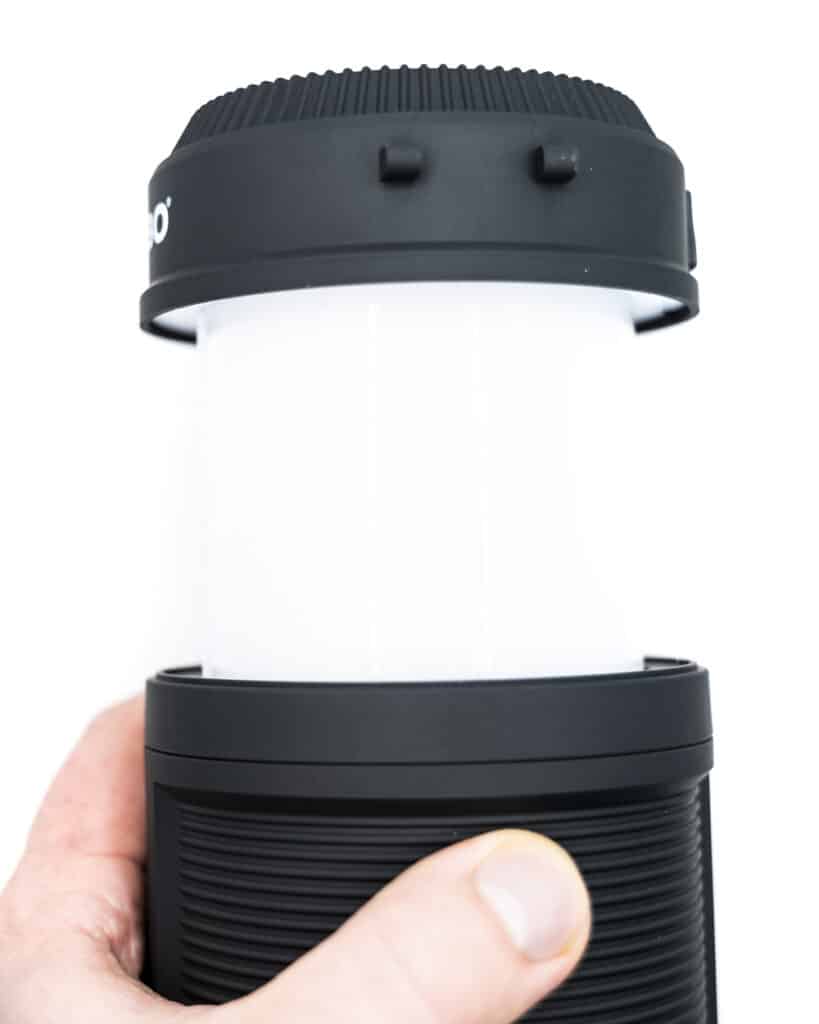 Nebo Big Poppy LED Lyhty, huippukirkas LED-polttimo ja lyhtyvalo samassa, esiin liukuvassa lyhdyssä 300 lumenin teho, kahvamallisena kohdevalona tehoa maksimissaan 120 lumenia, kantokahva, kahvan voi kiinnittää myös ripustuskohdaksi, ladataan USB-liitännän kautta, roiskeen- ja iskunkestävä, valmistaja Nebo Tools - USA Nebo Big Poppy LED Lyhty Amerikkalainen Nebon viimeisintä huutoa olevat valaisimet kätkevät sisäänsä runsaasti valotehoa ja paljon pieniä ominaisuuksia, jotka tekevät niistä huikean monipuolisia käyttää. Tällä kertaa esittelyssä on firman retkimalliston lyhdyistä kookkain eli Big Poppy, joka toimii sekä riippuvana leirilyhtynä että kohdevalona kartiomaisen etu-LEDin turvin. Porttia hyödyntämällä voit lisätä leirivarustukseesi vaikkapa erillisen USB-mallisen lukuvalon. Laite valaisee lyhtytilassa teltan/leirisi 300 lumenin valoteholla ja kohdevalonakin tehoa riittää 120 lumenin verran. Virtakytkin, tehonsäätö ja latausportin suojus ovat kumitettua materiaalia. Laite on metalliosien lisäksi pääsääntöisesti kumitettua muovia. Ominaisuuksia *Kolme eri valomoodia *Ladattava 2200mAh litium-akku *Latautuu käyttövalmiiksi noin kahdessa tunnissa riippuen USB-virtalähteestä *Akun latauksen ilmaisin *Himmennys ja tehosäädön muisti *Säädettävä kahva - joko kanto- tai ripustusmoodi *Runko kumitettu *Toimii myös USB-virtapankkina muille laitteille *Iskun- ja roiskeenkestävä IPX4-standardin mukaisesti *Liukumaton kumipinnoite Paketissa mukana 1 x Big Poppy -valaisin 1 x Akku 1 x micro-USB-latauskaapeli Teho Tämä LED-lyhty on maksimiteholtaan 300 lumenia ja se otetaan käyttöön liuttamalla lampun runko "auki". Sen jälkeen lyhty on helppo ripustaa vaikka teltan keskelle tai katoksen alle valaisemaan. Käyttöä kannattaa ajatella myös tätä pidemmälle. Esimerkiksi pilkkopimeässä tapahtuvassa etsinnässä lamppu toimii tehokkaana etsintävalona ja kahvan voi säätää sen mukaisesti. Kohdennetun valokeilansa ansiosta sillä voi valaista kohteita jopa 160 metrin päästä. Pimeässä pienempikin teho riittää pitkän aikaa ja auttaa vaikka pimeällä maantiellä renkaanvaihtohommissa: laita maahan auton viereen ja valoa riittää. Big Poppy toimii aivan yhtä hyvin metsäpolulle tippuneiden eväiden etsimisessä tai hätämerkkinä, joten kyseessä on ehdottomasti perheen retkivarustukseen tai auton hansikaslokeroon soveltuva laite. Akun toiminta-aika vaihtelee, riippuen käytettävästä valotehosta ja valo-ohjelmasta. Akku latautuu tehokkaasta virtalähteestä käyttövalmiiksi noin kahdessa tunnissa. Valo-ohjelmat esimerkkeineen • Lyhtytila - "Täysillä" 300 lumenia, 3 tunnin käyttöaika, 14 metrin kantosäde • Kohdevalo - "Täysillä" 120 lumenia, 15 tunnin käyttöaika, 150 metrin kantosäde • Tulen/kynttilän valoa imitoiva "liekkimoodi" - 10 lumenia, 8 tunnin käyttöaika, 4 metrin säde Koko ja paino Käyttövalmiilla valaisimella on painoa 136 grammaa. Pituus 150 mm, lyhtymoodi 212 mm. Halkaisija: suljettu - 103 mm. Muuta Big Poppy on kätevä myös lataustavaltaan, joka perustuu älypuhelimista ja yleisesti kannettavasta elektroniikasta tuttuun micro-USB-standardiin. Eli jos taloudesta löytyy älylaitteita, niin todennäköisesti tätä kaapelia löytyy lisäkappaleita hallustasi jo ennestään. Laitetta voi käyttää myös muiden laitteiden lataamiseen USB-portin kautta. - Valmistaja Nebo Tools, USA - LED-lyhty kohdevalolla - Painoa vain 136 grammaa - 300 lumenin valoteho lyhtytilassa - Kolme valo-ohjelmaa - Säädettävä kahva - "Liekkimoodi" valaisee hennosti vaikkapa teltan sisällä - Ladataan mikro-USB-kaapelilla4