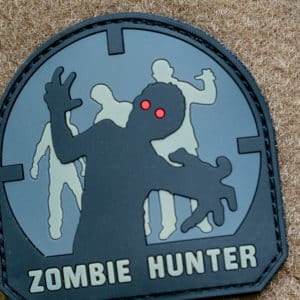 Zombie Hunter Velcro Merkki ACUCamo, läpimitta 6-7 cm, sopiva merkki hihaan, reppuun tai vaikkapa lakkiin, kestää luonnonolosuhteita paremmin kuin brodeerattu kangasmerkki