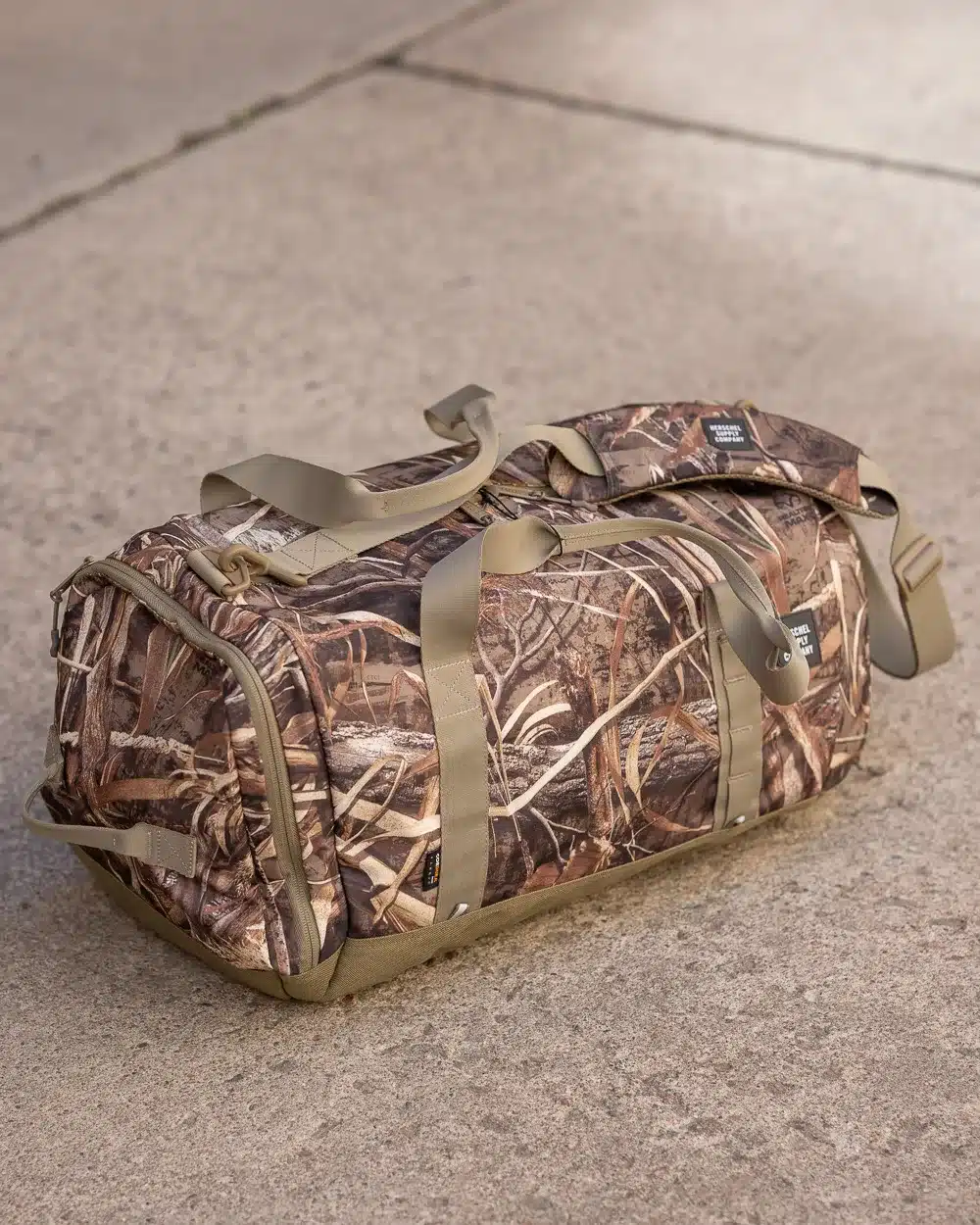 Herschel Gorge Duffel Bag Putkilaukku SwampCamo, tyylikäs ja yksinkertainen laukku arkikäyttöön
