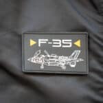 US F35 Flight Jacket Pilottitakki Musta, kevyt pilottitakkimalli, iso ja pieni asiakirjatasku molemmilla puolilla.